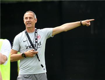 "Er hat einen klaren Plan und eine deutliche Ansprache“, sagt SGE-Sportdirektor Bruno Hübner über Coach Adi Hütter (Bild).