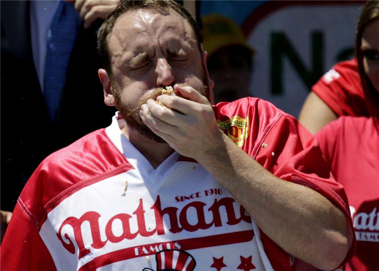 Einer geht noch rein: Hotdog-Wettessen in New York Er hat sie alle geschlagen und sich seinen Titel zurückgeholt: Joey Chestnutz hat 70 Hotdogs in sich reingestopft.