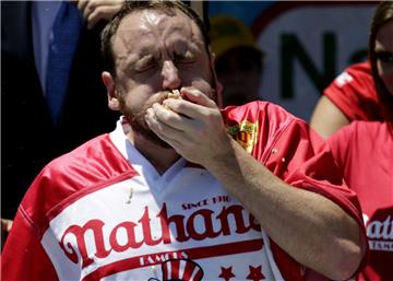 Er hat sie alle geschlagen und sich seinen Titel zurückgeholt: Joey Chestnutz hat 70 Hotdogs in sich reingestopft. 