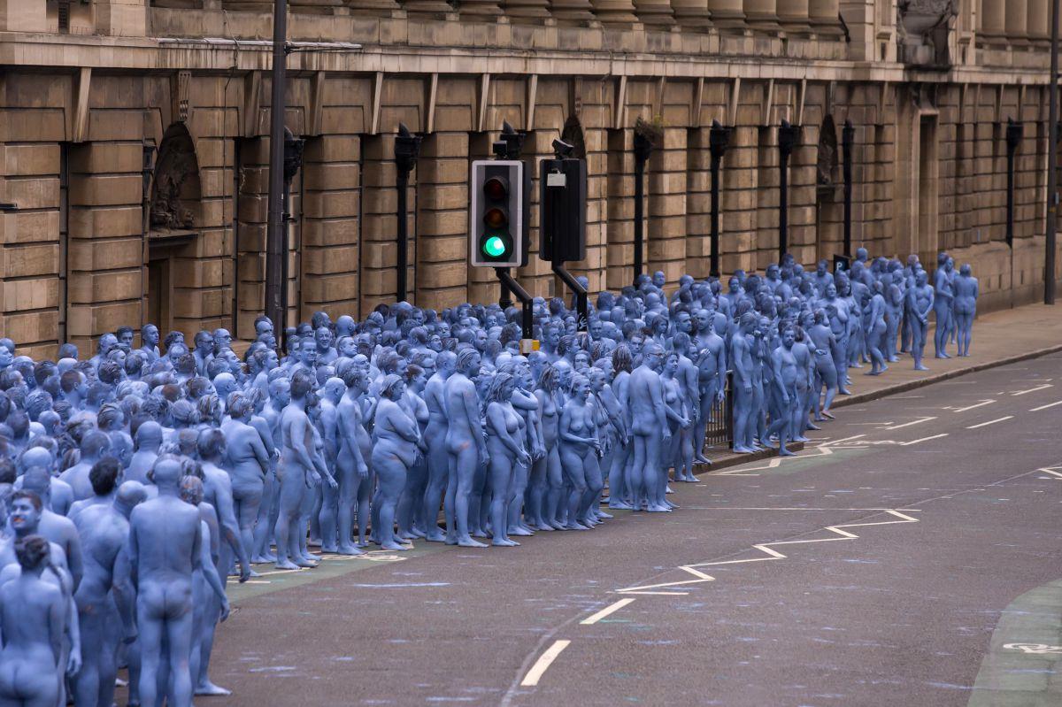 3200 Menschen ziehen blank: Nackte Tatsachen für die Kunst Er ist bekannt für seine Massenszenen mit Nackten: Am Wochenende hat er es wieder getan - Spencer Tunick hat im englischen Hull 3200 Menschen nackt fotografiert.