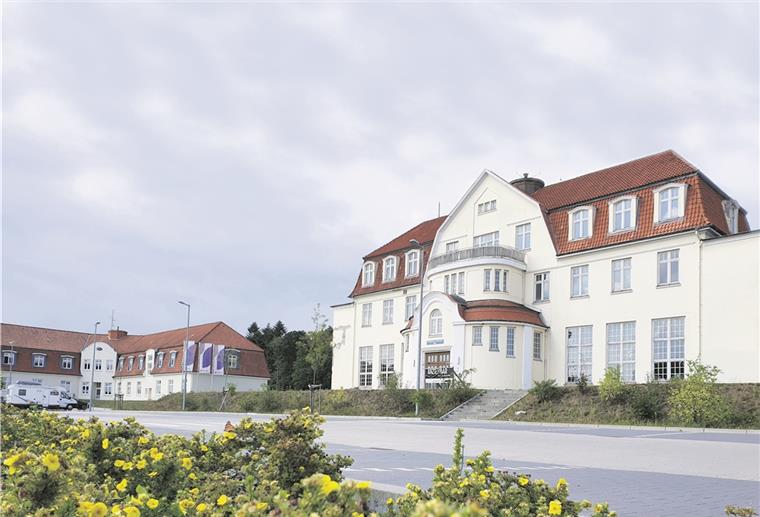 Nordholz: Villa für „Regionales Versorgungszentrum“? Er ist der architektonische Glanzpunkt im ansonsten nüchternen NordholzJugendstil-Komplex am Feuerweg: Im zentralen Gebäude (links) gäbe es auf rund 3000 Quadratmetern viel Platz für das erste „Regionale Versorgungszentrum“ in Niedersachsen.