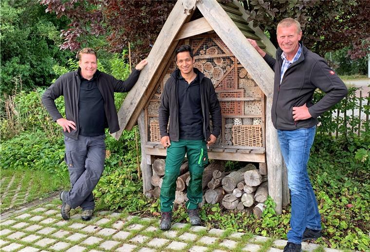 Brake: Junger Nepalese ist niedersachsenweit bester Azubi „Er ist ein Glücksfall für uns“: Firmenleiter Michael Hass (rechts) und Betriebsleiter Markus Indorf freuen sich, Bhupendra Yogi (Mitte) auch nach seiner überaus erfolgreichen Ausbildung in den Reihen der Stadt.Land.Grün GmbH zu wissen.