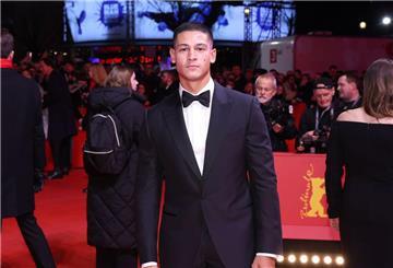 Er ist Schauspieler, er ist Sänger - und er ist in Topform: Für seinen neuen Film musste Emilio Sakraya hart trainieren.