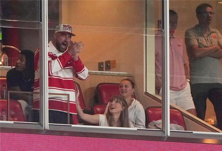 Swift und Kelce zeigen sich nach Verlobung im Stadion Er jubelt, sie wirft ihm einen verliebten Blick zu: Travis Kelce und Taylor Swift bei einem College-Football-Spiel.