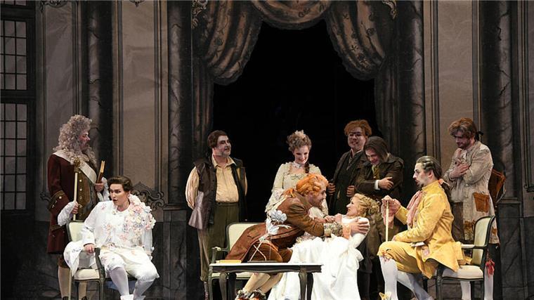 Rosenkavalier-Premiere: Operngenuss voller Rosen und völlig verrückter Typen Er lässt nicht ab, der Lüstling und abgebrannte Baron Ochs auf Lerchenau (als Gast Philipp Mayer, Mitte) von der jungen frechen Sophie (eine kesse Motte: Victoria Kunze), unter den Augen der Öffentlichkeit: Im Beisein Octavians (wunderbar vielfarbig Boshana Milkov, links), dem Intriganten-Pärchen Valzacchi (Andrew Irwin) und Annina (Eva Maria Summerer) bedrängt der klamme Baron Octavians große Liebe.