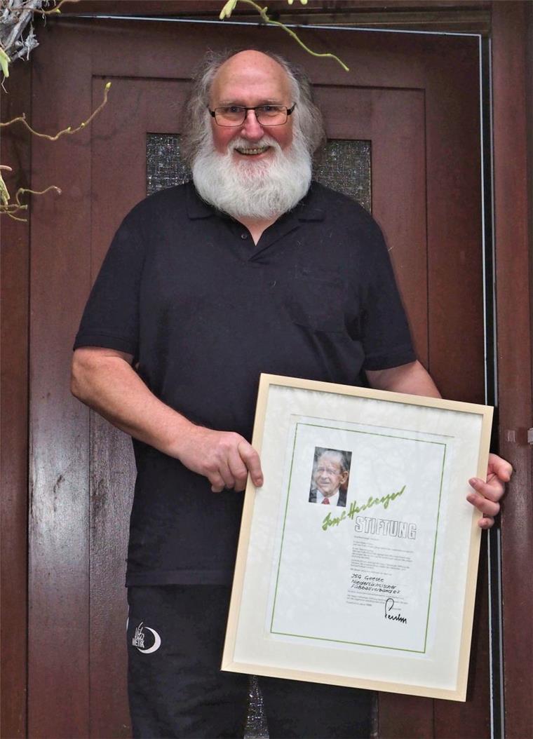 Elmloher Fußballtrainer erhält Geestländer Bürgerpreis Er lebt für den Fußball: Besonders stolz ist Kurt Hebener auf diese Urkunde, die ihm von der
Sepp Herberger Stiftung verliehen wurde.