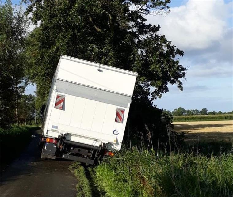 er Lkw fuhr sich im Straßengraben fest.