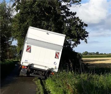 er Lkw fuhr sich im Straßengraben fest.