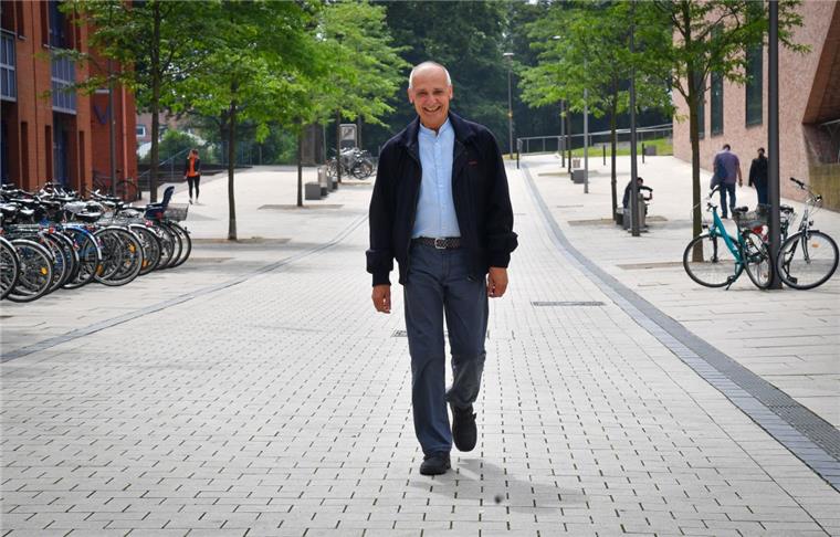 Dieser Bremerhavener ist Vertrauensmann für Missbrauchsopfer an Kirchen Er möchte sich mit Betroffenen auf den gemeinsamen Weg zur Gerechtigkeit machen: Professor Helmut Munkel ist in Bremerhaven unabhängiger Vertrauensperson für Opfer sexuellen Missbrauchs im katholischen Bistum Hildesheim. Für diese ehrenamtliche Aufgabe ist er rund um die Uhr erreichbar. Foto Scheschonka