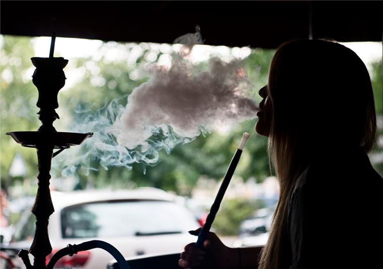 Shisha-Bars werden in Bremerhaven kaum kontrolliert Er riecht süßlich verlockend, birgt aber große Gefahr: Der Rauch von Shishas enthält mehr Kohlenmonoxid als Zigaretten, auch beim Verbrennen der Kohle wird das giftige Gas frei gesetzt. In einer Shisha-Bar in Bremerhaven sind am Sonnabend 14 Menschen verletzt worden.