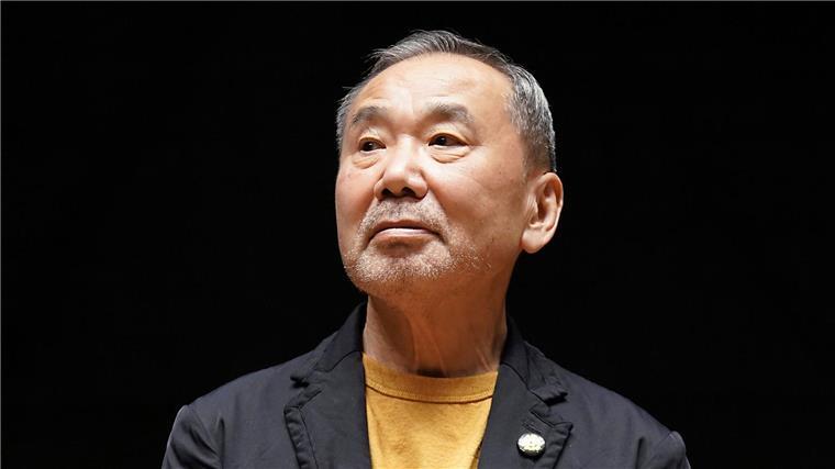 Erfolgsautor Haruki Murakami wird 75 Er sammelt T-Shirts und begeistert sich für Baseball: Haruki Murakami wird 75.