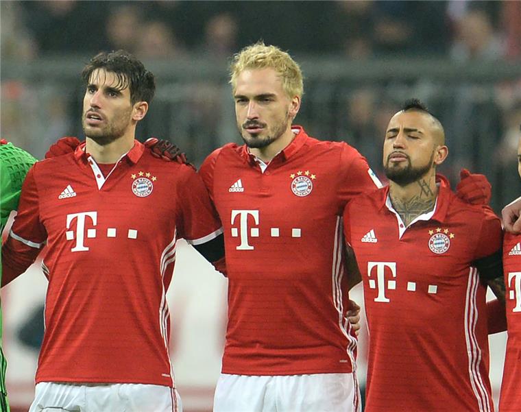 Er schien sich mit seiner neuen Friese nicht ganz wohl zu fühlen: Bayern-Star Mats Hummel trägt jetzt blond.