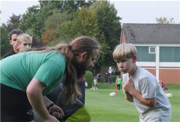 Zwei Menschen Kopf an Kopf auf Sportplatz