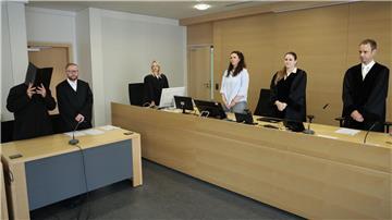 Er soll gegen ihren Willen Sex mit einer 14-Jährigen gehabt haben - dafür soll ein Arzt ins Gefängnis.