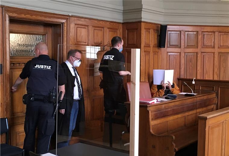 Waffen und Drogen: Sechs Jahre für Bremerhavener gefordert Eray Ö. aus Bremerhaven vor dem Bremer Landgericht.