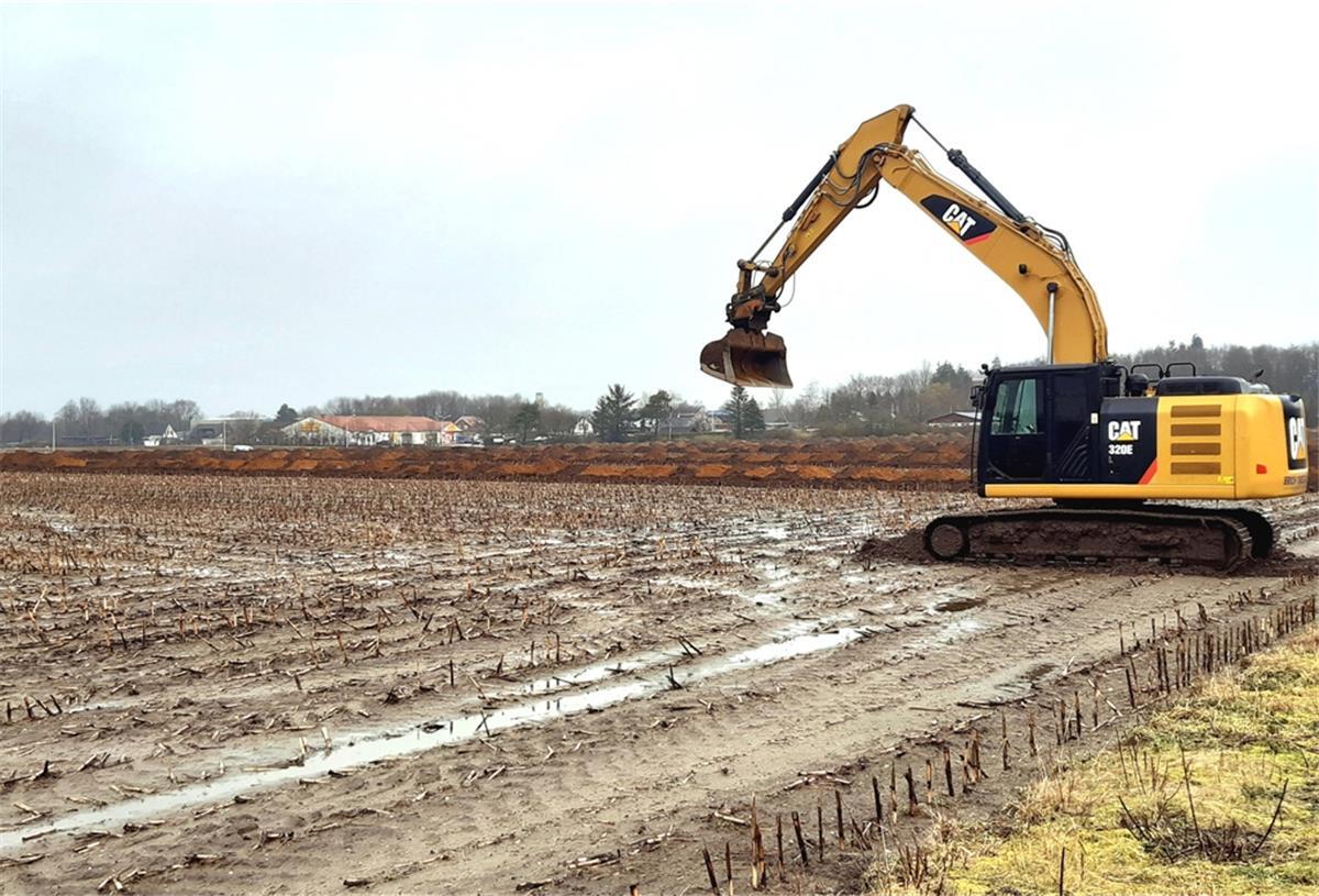 Bagger rollen in Loxstedt an Erdarbeiten haben auf dem Gelände begonnen, auf dem die Gemeinde Loxstedt eine neue Sport- und Freizeitanlage bauen will.