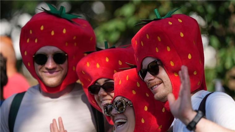 Rote Früchte auf Köpfen und in Schälchen Erdbeeren sind beim berühmten Tennisturnier Wimbledon nicht nur zum Essen angesagt.