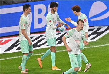  Rheinland-Pfalz, Mainz: Fußball: Bundesliga, FSV Mainz 05 - Werder Bremen, 13. Spieltag im im Stadion Opel Arena. Bremens Mannschaft jubelt nach dem Treffer zum 0:1 durch Bremens Eren Dinkci (2.v.l). 
