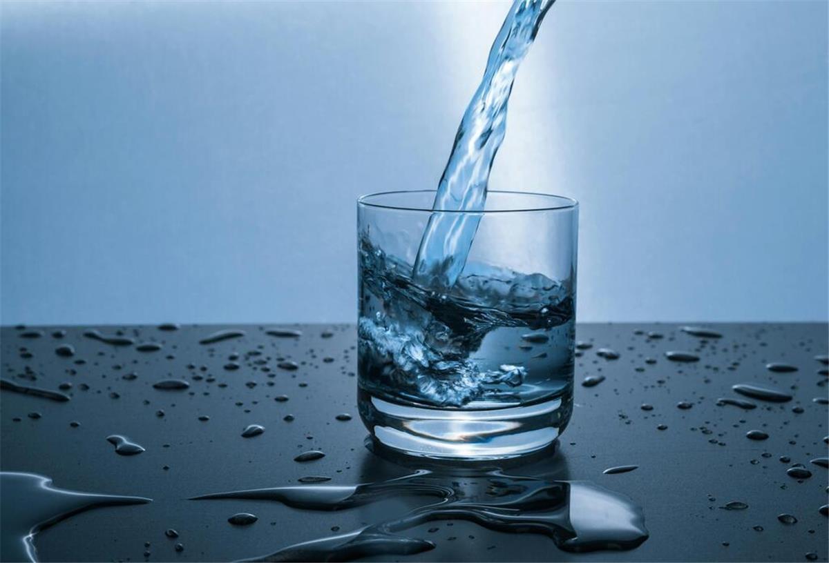 Wasser im Glas