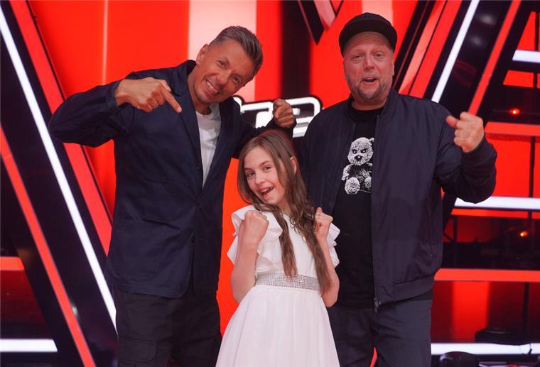 „The Voice Kids“-Gewinnerin Georgia ist zurück in Bremerhaven Erfolg in Berlin: Die elfjährige Kandidatin Georgia gewinnt das Finale der Sat.1-Castingshow "The Voice Kids" und jubelt mit ihren "Coaches" Michi Beck (links) und Smudo von den "Fantastischen Vier". Foto: Jörg Carstensen/dpa