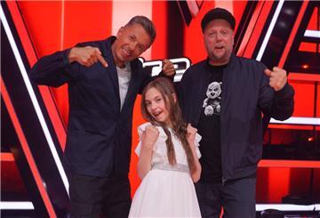 Erfolg in Berlin: Die elfjährige Kandidatin Georgia gewinnt das Finale der Sat.1-Castingshow "The Voice Kids" und jubelt mit ihren "Coaches" Michi Beck (links) und Smudo von den "Fantastischen Vier". Foto: Jörg Carstensen/dpa