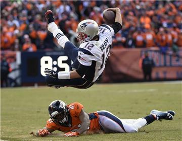 Erfolgreich verteidigt: Aqib Talib von den Denver Broncos versucht Quarterback Tom Brady (New England Patriots) zu stoppen. Denver steht gegen die Carolina Panthers im Finale des Super Bowl. 