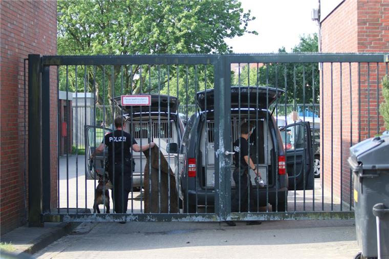 Ergebnis einer Razzia in Cuxhaven: Vier Männer müssen sich wegen Drogenhandels vor Gericht verantworten.