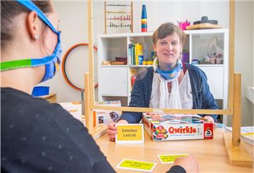 Ergotherapeuten sorgen sich um die Lernfortschritte ihrer Kunden bei Besuchsverboten der Branche in Pflegeheimen.