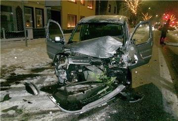 Erheblich beschädigt wurde der Citroen des Unfallverursachers bei der Kollision mit einem Linienbus.