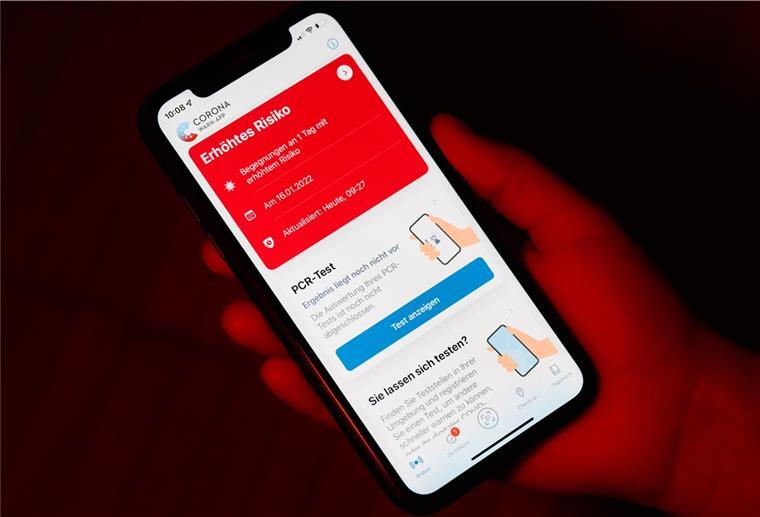 Das Cuxland meldet 375 Corona-Neuinfektionen Auf dem Display eines Smartphones mit der Corona-Warn-App ist ein roter Warnhinweis zu sehen sowie die Information: „PCR-Test - Ergebnis liegt noch nicht vor. Die Auswertung Ihres PCR-Tests ist noch nicht abgeschlossen“.