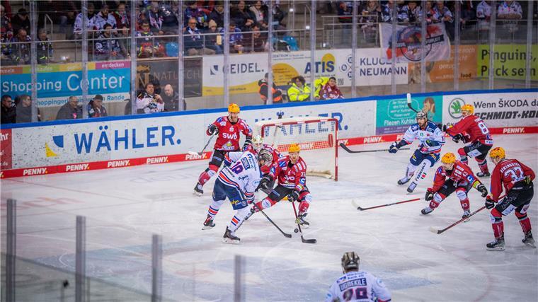 Spannung pur - und ein Happy End für die Pinguins Eric Cornel hatte eine der wenigen guten Chancen für Iserlohn in den ersten 40 Minuten.