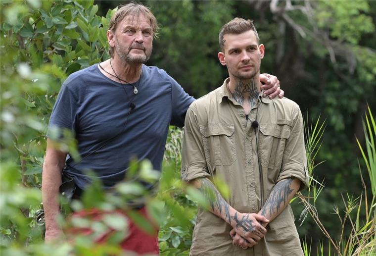 Dschungelcamp: Lustloser Eric Stehfest verweigert Ekelprüfung Peter Althof (l.) und Eric Stehfest sollen in einem Käfig mit einem Schloss an den Hand- und Fußgelenken festgekettet werden und nur bis auf eine Luftkammer komplett unter Wasser gelassen werden. Doch Eric will nicht antreten.