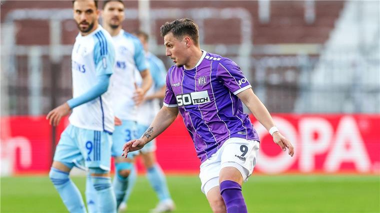 Osnabrücks Engelhardt wechselt zu Liga-Konkurrent Cottbus Erik Engelhardt wechselt vom VfL Osnabrück zu Liga-Konkurrent Energie Cottbus.