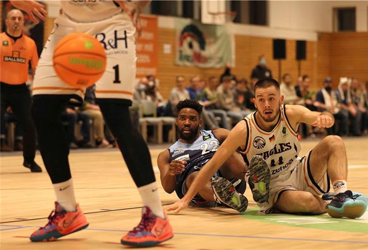 Erik Nyberg (rechts) konnte mit den Itzehoe Eagles die Eisbären und Daniel Ray Laster (links) im Hinspiel schlagen.