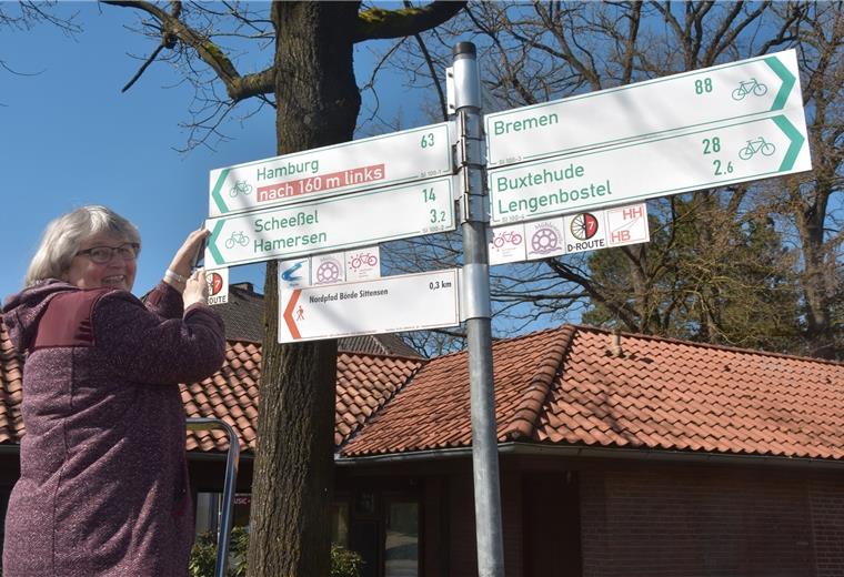Sittensen: Diese Frau hat immer Lappen und Fensterputzer dabei Erika Jaschinski, die Leiterin des Touristik-Büros der Samtgemeinde Sittensen, wäscht die Schilder an den Rad- und Wanderwegen in der Börde Sittensen.