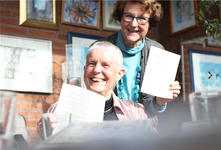 Tarmstedter sollen Geschichten schreiben Erika Otten (vorn) und Petra Fischer aus Tarmstedt freuen sich auf viele und vielfältige Textbeiträge von Tarmstedterinnen und Tarmstedtern.