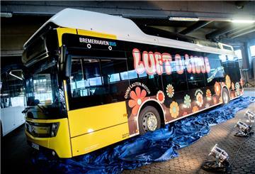 Die Aufschrift ·Luft & Liebe· klebt auf einem neuen Wasserstoffbus der Verkehrsgesellschaft Bremerhaven AG,