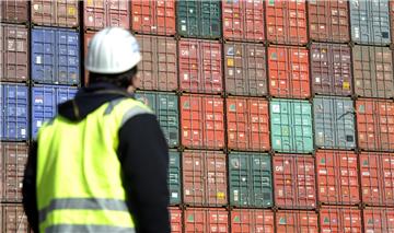 Erinnert ein bisschen an Tetris: Damti Container in der richtigen Reihenfolge gestapelt werden, ist eine Menge Wissen und Technik notwendig. Doch anders als beim Computerspiel sollte hier nichts schief gehen.