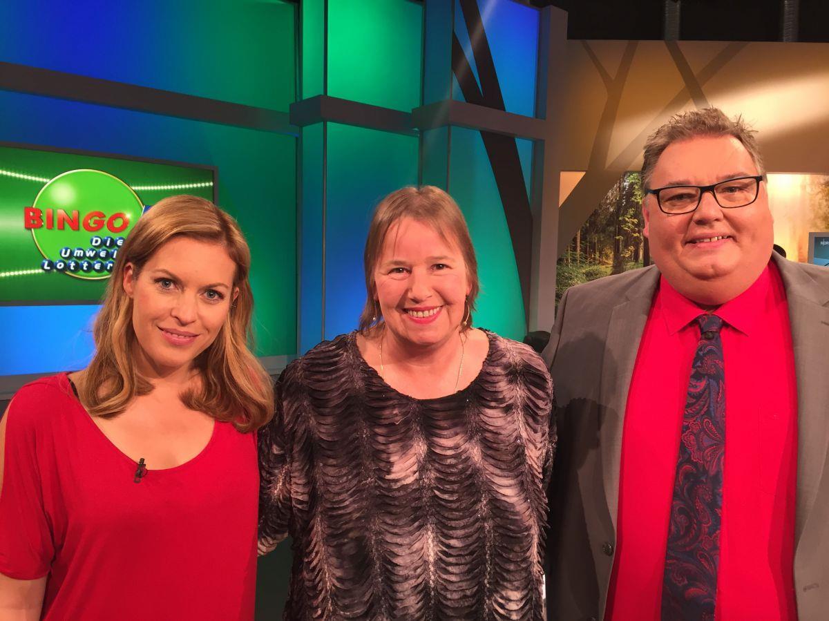 Erinnerungsfoto mit den Moderatoren: Elke Rosenberger (Mitte) nach der Live-Sendung mit Michael Thürnau und Jule Gelsdorf.