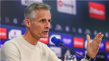 Erkennt erste Fortschritte bei seiner Mannschaft: Schalkes neuer Coach Kees van Wonderen.  