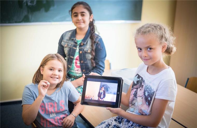 Bremerhaven: Tablets und schnelles Internet für alle Schulen Erklärvideos von Schülern für Schüler: Thalia (9), Lava (9) und Ida (8) (von links) drehen mit dem Tablet ein Lehrvideo zur Minusrechnung.