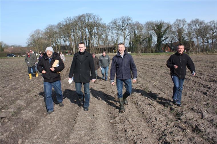 Erkundungstour auf dem Acker: Markus Straeten (Energiekontor), Carsten Schwarz (Energiekontor), Udo Allmers (CDU-Fraktionschef) und Bürgermeister Andreas Wittenberg (parteilos) machen sich ein Bild vom Standort der geplanten Windmühlen. Foto Gehrke 