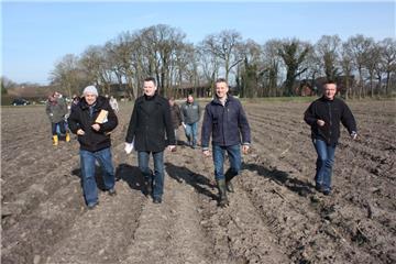 Erkundungstour auf dem Acker: Markus Straeten (Energiekontor), Carsten Schwarz (Energiekontor), Udo Allmers (CDU-Fraktionschef) und Bürgermeister Andreas Wittenberg (parteilos) machen sich ein Bild vom Standort der geplanten Windmühlen. Foto Gehrke 