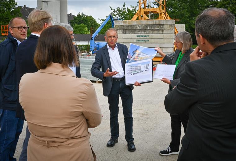 40 neue Krippenplätze für Geestemünde Erläutert auf der Baustelle, wie das Gebäude aussehen soll: Stäwog-Architekt Hans-Joachim Ewert. Foto: Scheschonka