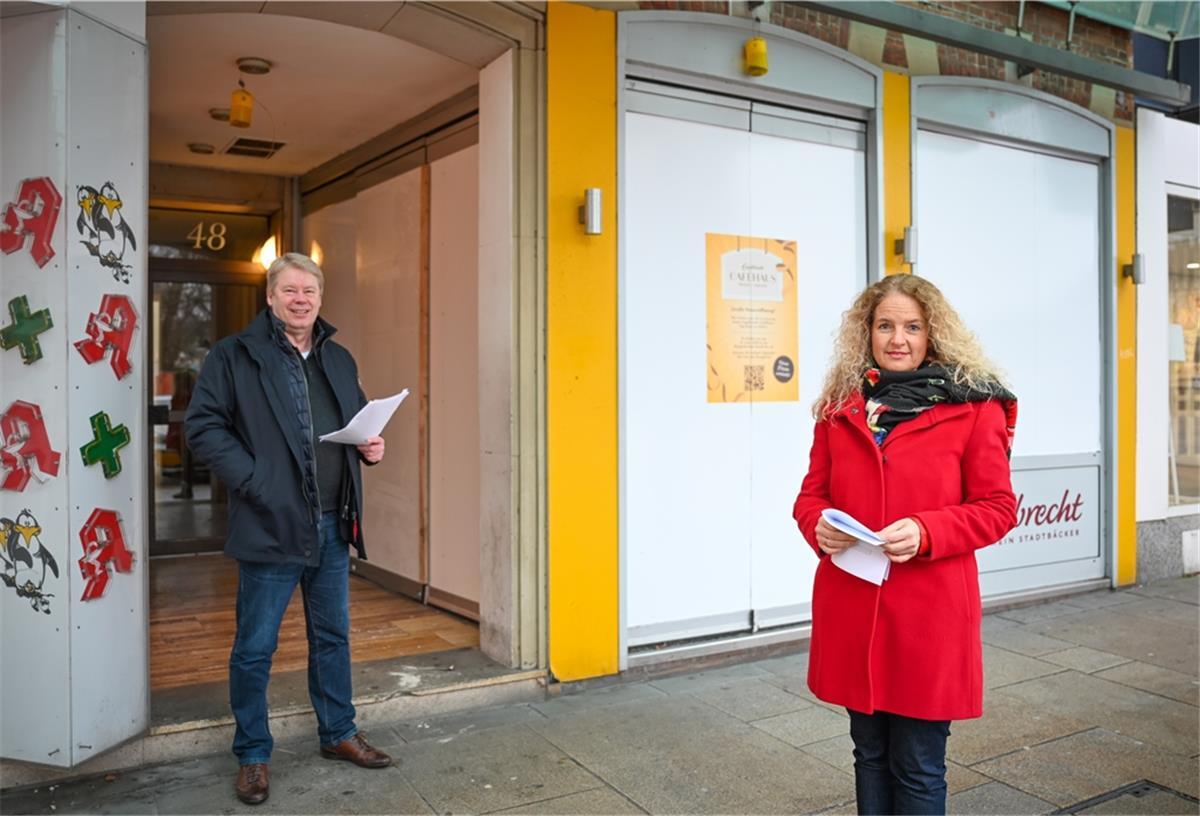Bremerhaven: Corona macht Vermietung in der City schwer Erlebnis-Geschäftsführer Dr. Ralf Meyer und Nicole Halves-Volmer (Stadtmarketing) und freuen sich, dass dieser Leerstand bald Geschichte ist. Bremerhaven hat ein Flächenmanagement für die Innenstadt gestartet.