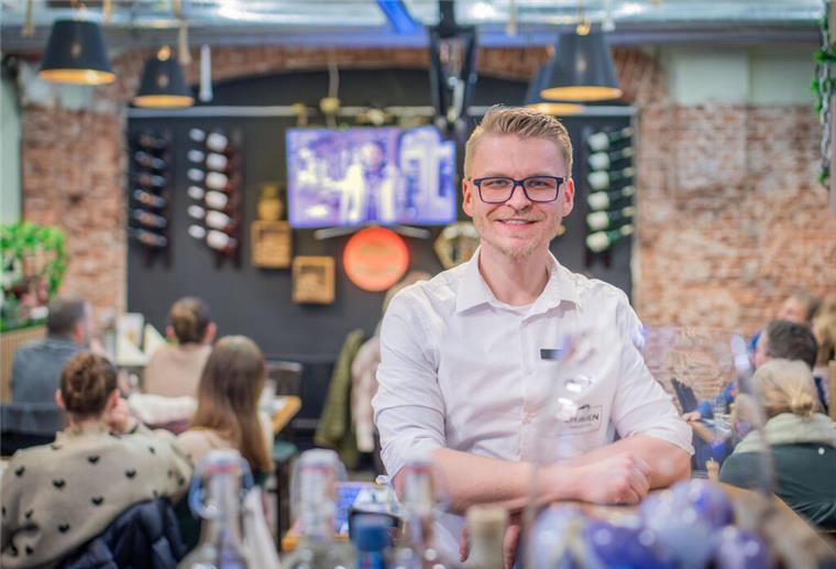 B'Haven bei "Mein Lokal, dein Lokal": So lief der Abend bei Philipp Ausborn Erleichert, dass am Ende alles so gut geklappt hat: Phillip Ausborn, Inhaber des Restaurants B'Haven im Schaufenster Fischereihafen in Bremerhaven.