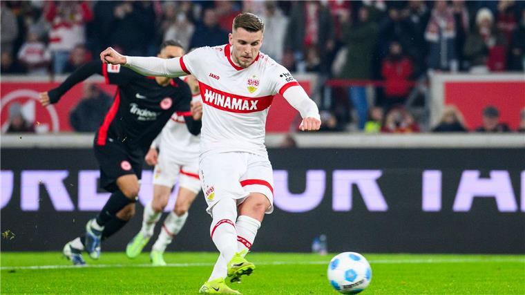 Ermedin Demirovic verschießt einen Strafstoß.