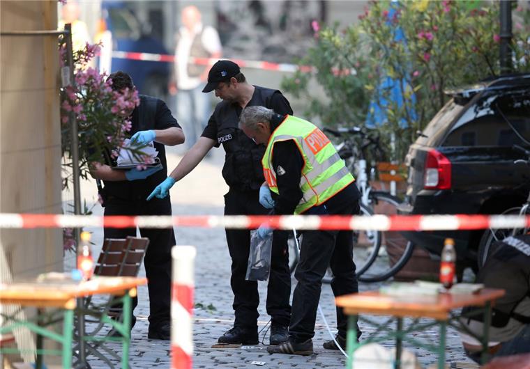 Attentat von Ansbach hat islamistischen Hintergrund Ermittler der Polizei arbeiten am Tag nach dem Anschlag von Ansbach am Tatort.