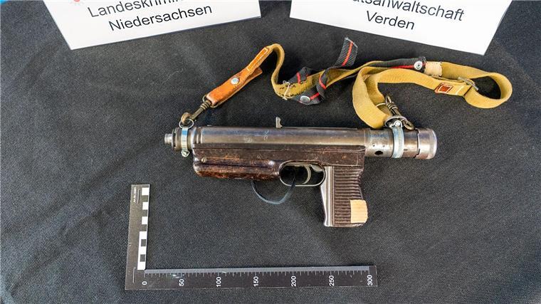 Ermittler fanden unter anderem ein polnisches Sturmgewehr, eine tschechische Maschinenpistole und eine täuschend echt aussehende Panzerfaust.