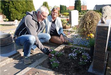 Erneut haben Rehe auf dem Langener Friedhof zugelangt: Dagmar und Dieter Starcke ärgern sich. Das Grab muss neu hergerichtet werden.